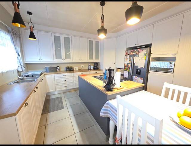 4 BEDROOM HOUSE FOR SALE IN ROTHDENE